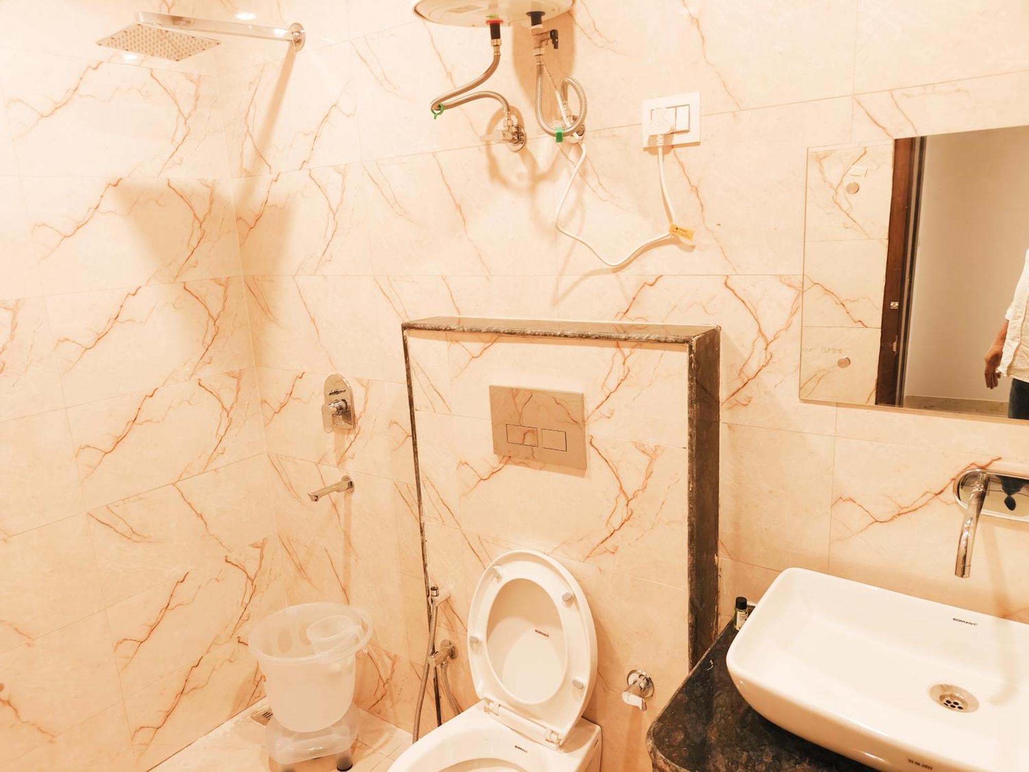 Hotel Hsd Near Igi Airport Delhi *